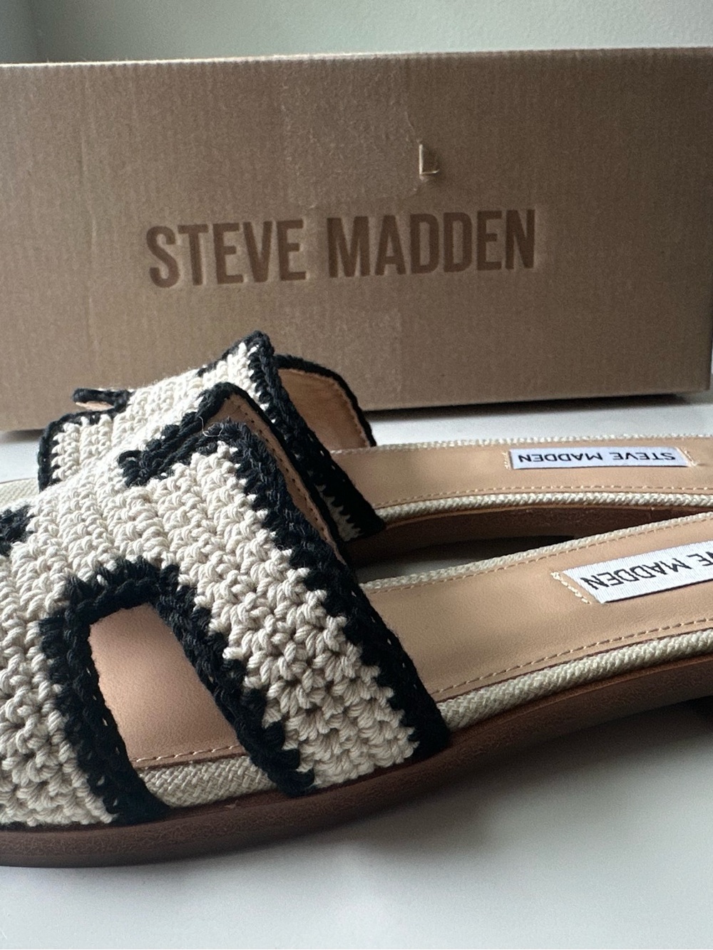 Steve Madden Cream Hayden Crochet Slide Sandals with Black Trim 7.5 - Picture 3 of 6